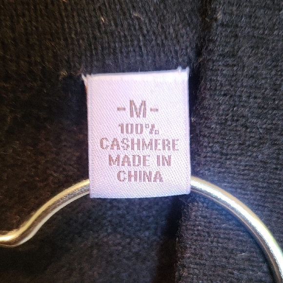 Elegant Black V-Neck Sweater for Women - Picture 4 of 5